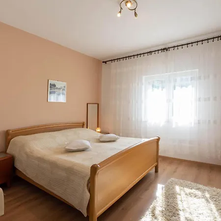 Stunning In Krilo With Jacuzzi Apartman