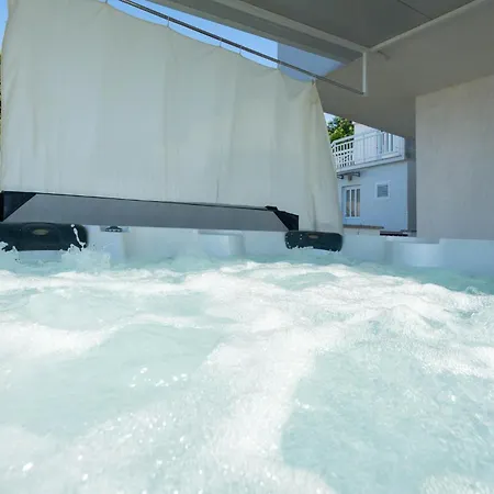 Stunning In Krilo With Jacuzzi Apartamento Jesenice (Split-Dalmatia)