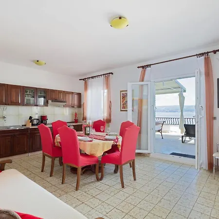 Stunning In Krilo With Jacuzzi Apartamento Jesenice (Split-Dalmatia)